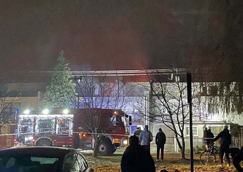 Pożar budynku mieszkalnego w Pniewach. Kilkanaście zastępów strażaków w akcji [ZDJĘCIA]