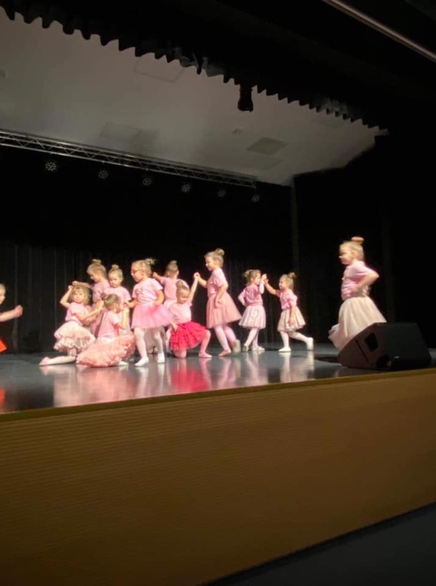 WSCHOWA. Na scenie Centrum Kultury i Rekreacji zaprezentowały się dzieci tańczące zumbę [ZDJĘCIA]