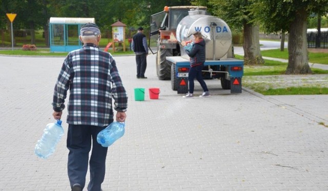 - Żyjemy w XXI wieku, a ja muszę kupować pięciolitrowe baniaki z wodą, żeby dziecko wykąpać - mówi jeden z mieszkańców gm. Bobrowice.