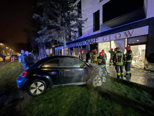 We wtorkowy wieczór (06.12) kobieta wjechała autem w witrynę studia urody "Glow" przy ul. Żwirki i Wigury w Toruniu i zaparkowała w środku. Jedna osoba trafiła do szpitala. Kobieta odmówiła policjantom dmuchania w alkomat.