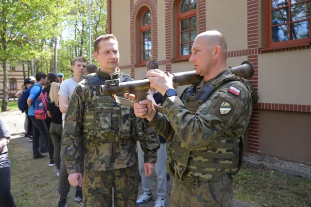 1. Lęborski Batalion Zmechanizowany, jako jedna z 30 jednostek wojskowych na terenie całego kraju, został wyznaczony do przeprowadzenia 16-dniowego szkolenia wojskowego dla ochotników, podzielonego na dwa etapy.