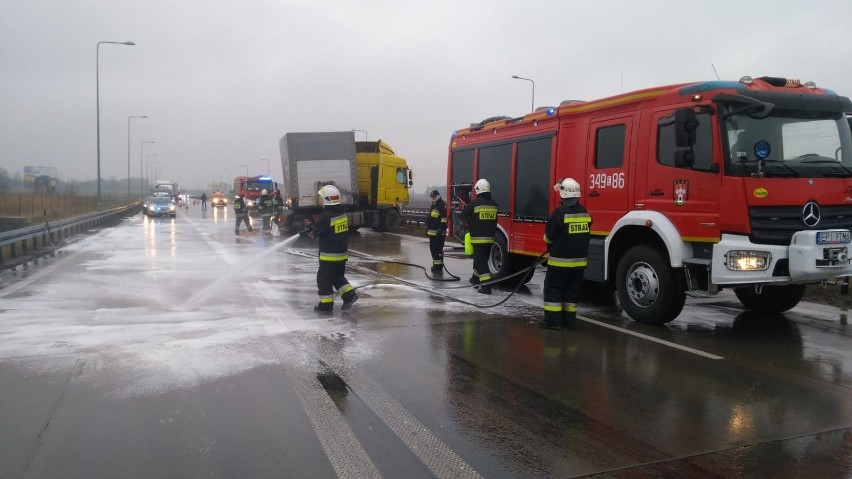 Kolizja na S8 w Polichnie. Tir wpadł w poślizg i uderzył w...