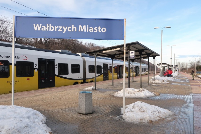 Paraliż kolei na Dolnym Śląsku. 10 stycznia odwołane pociągi, zerwana trakcja - gdzie utrudnienia?