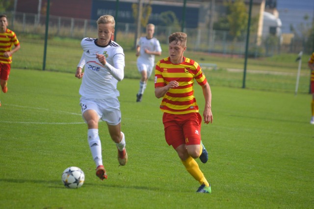 Juniorzy GKS Bełchatów ulegli na własnym terenie liderowi rozgrywek Koronie Kielce 0:2.