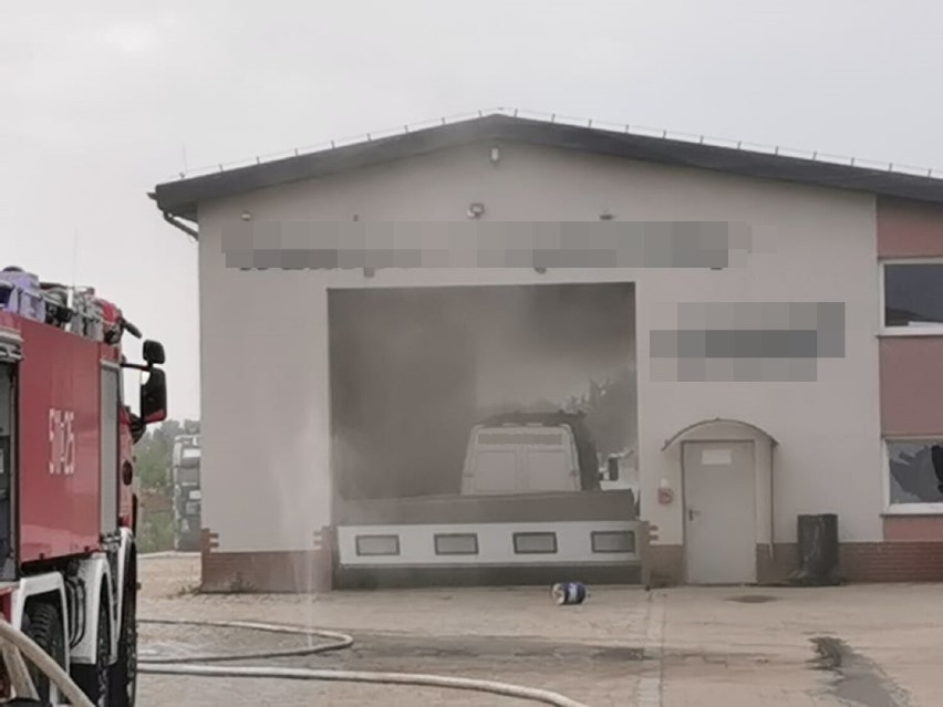 Wybuch i pożar na ul. Wiejskiej w Oleśnicy. Poszkodowana jedna osoba (FOTO)