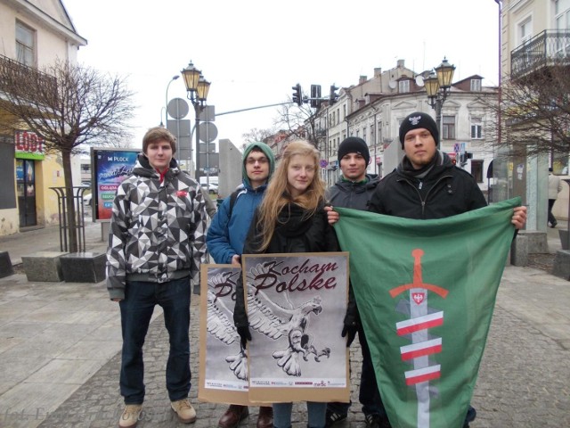 Młodzież Wszechpolska i kibice Wisły rozdawali płocczanom plakaty promujące akcję Kocham Polskę