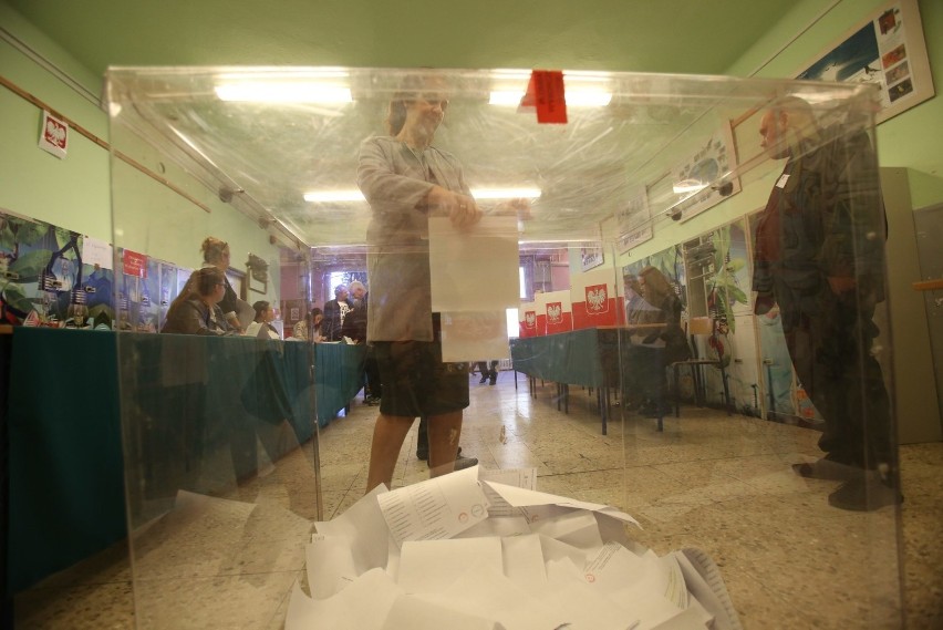 Wybory 2019: Frekwencja w woj. śląskim na godz. 12 wyniosła 18,52 proc. W niektórych lokalach tworzą się kolejki