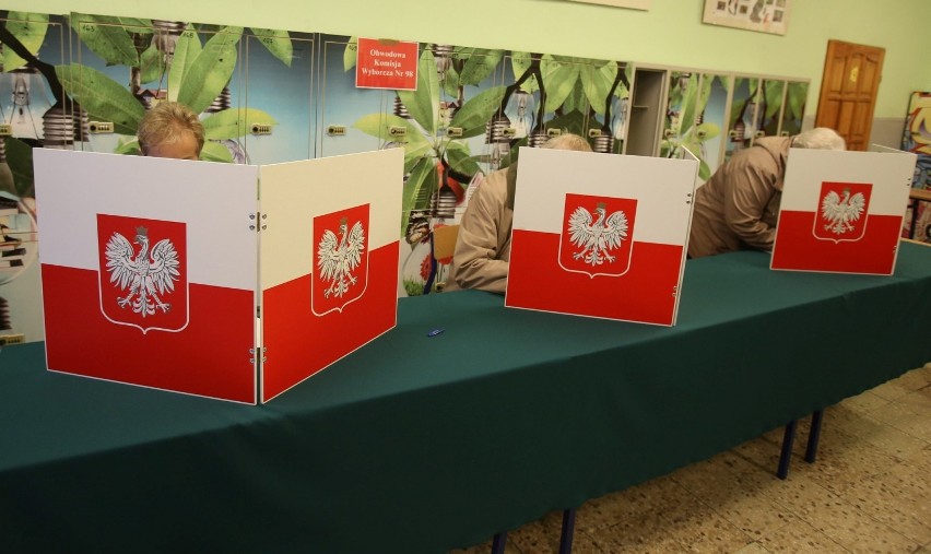 Wybory 2019: Frekwencja w woj. śląskim na godz. 12 wyniosła 18,52 proc. W niektórych lokalach tworzą się kolejki