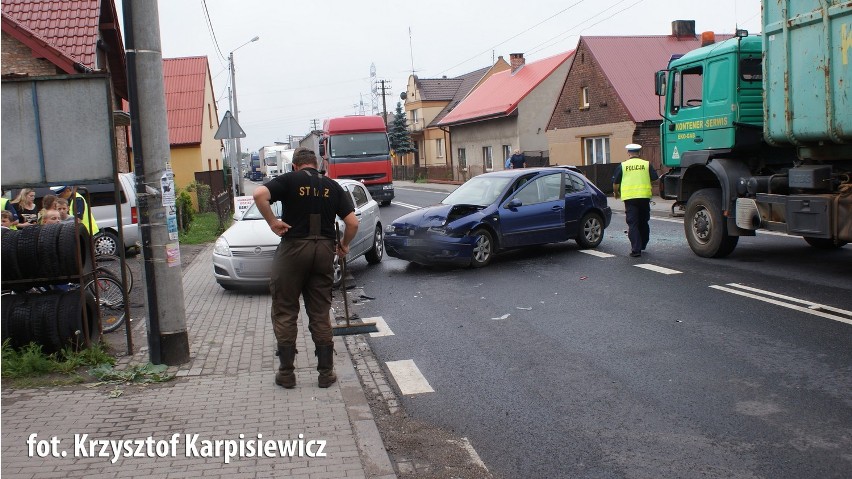 Przygodzice: Kraksa radiowozu, który jechał do wypadku. Ucierpiał policjant. Zobacz film i zdjęcia