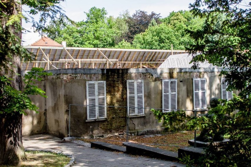 Szczawno-Zdrój: Odbudowa Zakładu Przyrodoleczniczego. Powstaje nowy dach [ZDJĘCIA]
