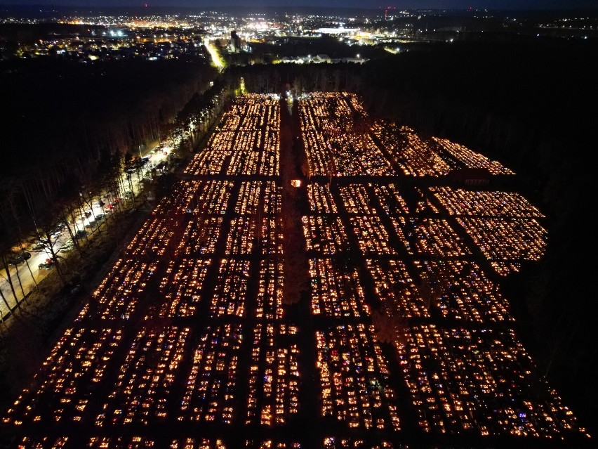 Wieczór w dzień Zaduszny na lęborskim cmentarzu. Wyjątkowe ujęcia z drona