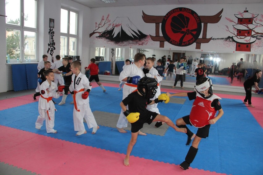 Turniej sparingowy Akademii Sztuk Walki „Fight And Win” w Brzezinach. Walczyły dzieci, młodzież i dorośli