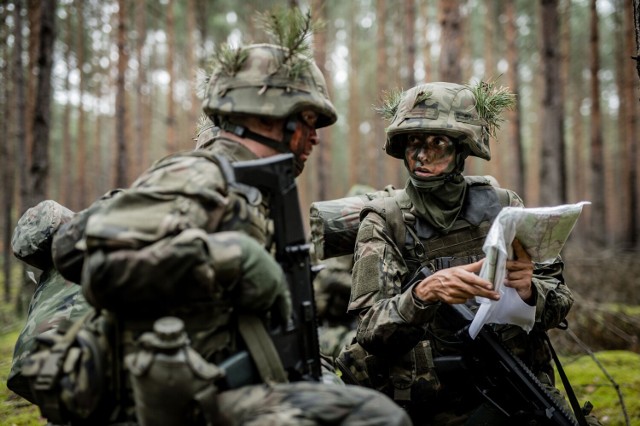 Każdego dnia do tarnowskiej WKU zgłaszają się osoby, które chcą wstąpić do WOT. Co najmniej jeden weekend w miesiącu muszą zarezerwowac sobie na ćwiczenia