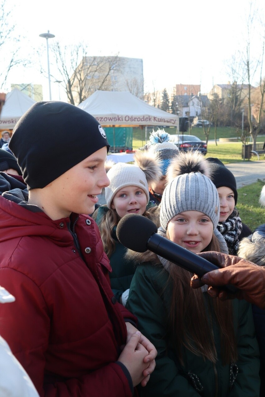 Akcja dekorowania choinek w Staszowie. Dzieci i młodzież tłumnie ruszyły do parku Adama Bienia - zobacz zdjęcia