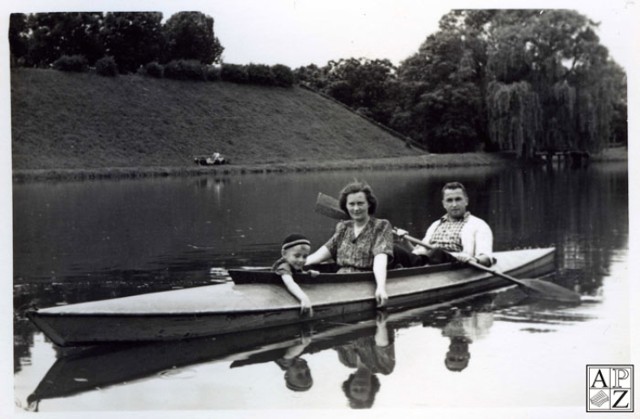 Park miejski w Zamościu, lipiec 1954 r.
Autor fotografii Edward Kamiński (fotografię przekazała do Archiwum p. Barbara Kamińska).