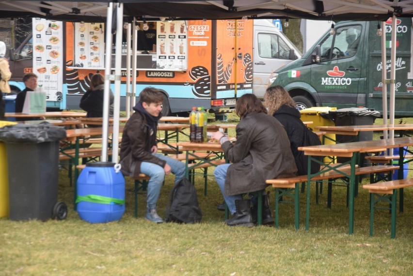 Zlot food trucków w Radomiu. Wielu smakoszy pierwszego dnia. Zobaczcie zdjęcia