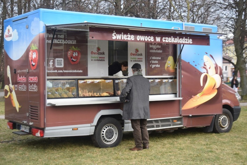 Zlot food trucków w Radomiu. Wielu smakoszy pierwszego dnia. Zobaczcie zdjęcia