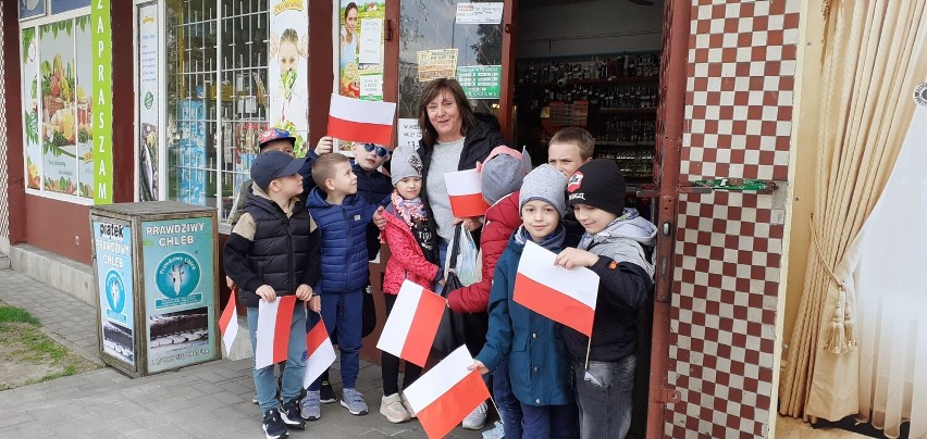 Lekcja patriotyzmu dla przedszkolaków z PP 10 w Radomsku. Dzieci rozdawały biało-czerwone chorągiewki