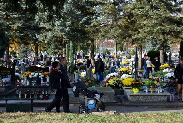 Dzień Wszystkich Świętych na cmentarzu komunalnym przy ul. Wyszyńskiego w Krośnie.


ZOBACZ TEŻ:  Czyszczą kości zmarłych, by przygotować ich do uroczystej kolacji. Meksykański rytuał przed dniem Wszystkich Świętych

RUPTLY/x-news