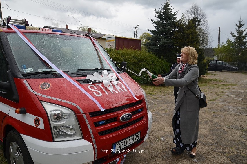 OSP Tyłowo z nowym wozem bojowym. Do druhów z gminy Krokowa trafił Ford Transit (GLBM). Od teraz to Julek