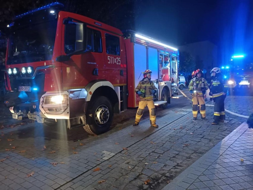 Pożar przy placu 3 Maja w Radomsku. Trwa akcja gaśnicza, jedna osoba poszkodowana. ZDJĘCIA