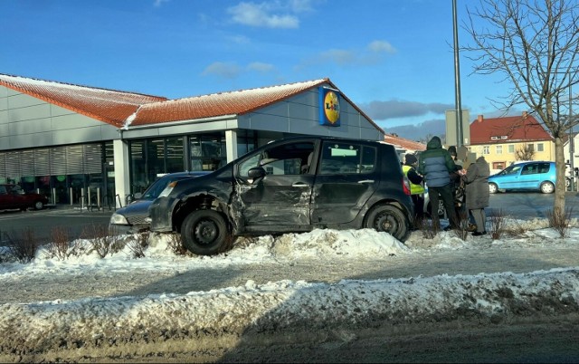 W Pucku 40-letnia kierująca peugeotem nie ustąpiła pierwszeństwa przejazdu i uderzyła w jadące renault