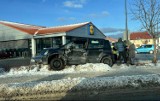 Kolizja pięciu samochodów w Pucku przed Lidlem. Auto wyleciało z drogi i wylądowało na parkingu. 40-latka dostała mandat na 4 tys. zł