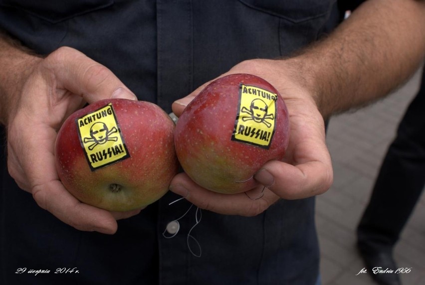 Happening uliczny „ Jedz Polskie Jabłka na złość Putinowi „
