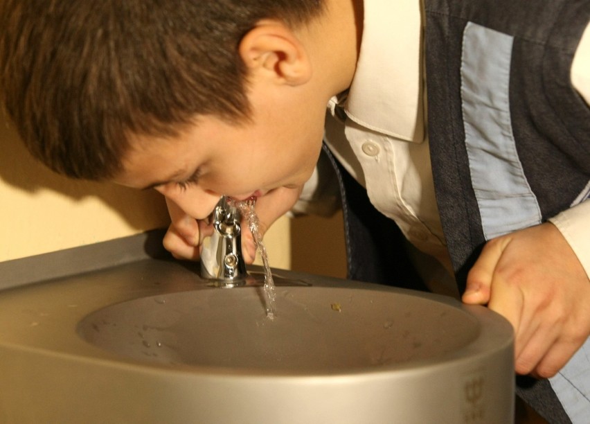 Poidełka oswajają dzieci z piciem wody z kranu.