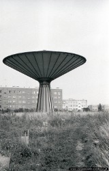 Świdnickie UFO, albo „grzyb” na starych zdjęciach. Ozdoba osiedla Młodych?