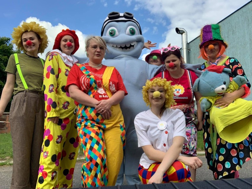 Dzień Dziecka w Sieradzu 2021. Wolontariusze Fundacji „Dr Clown" pamiętali o święcie. Pojawili się pod oknami sieradzkiego szpitala ZDJĘCIA