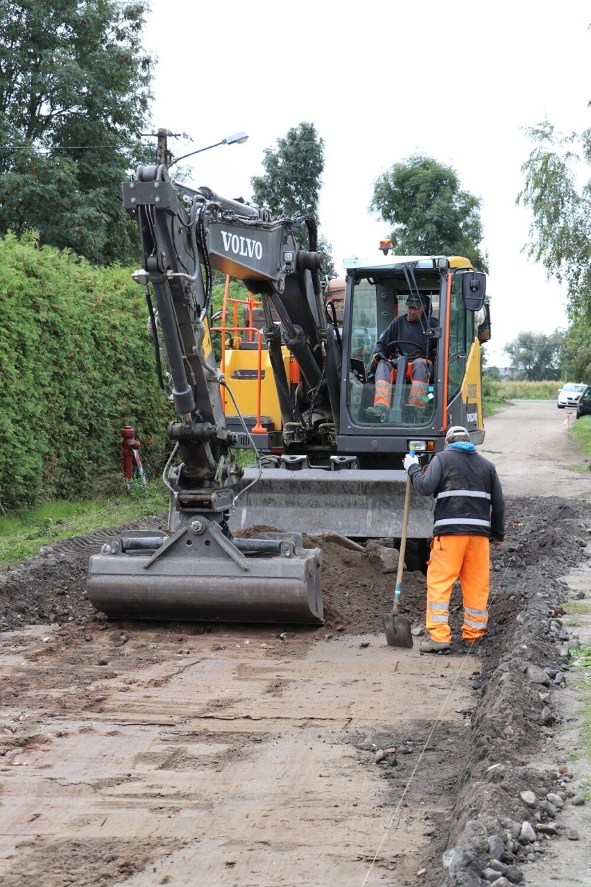 Gm. Szamotuły. Trwa budowa kolejnych dróg pasowych. Prace odbywają się w Gąsawach