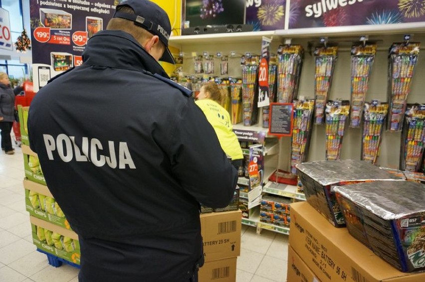 Policjanci z Rudy Śląskiej sprawdzają miejsca sprzedawania petard [ZDJĘCIA]