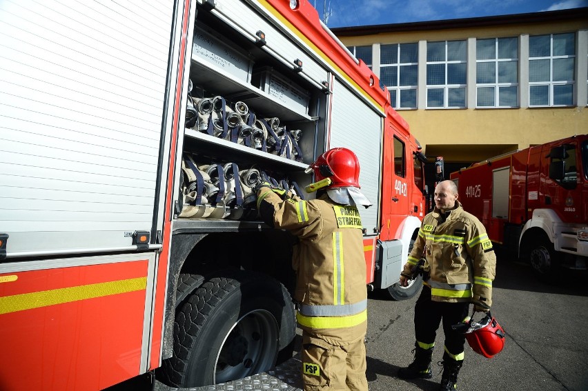 Nasz fotoreporter towarzyszył strażakom z PSP Jasło pomiędzy...