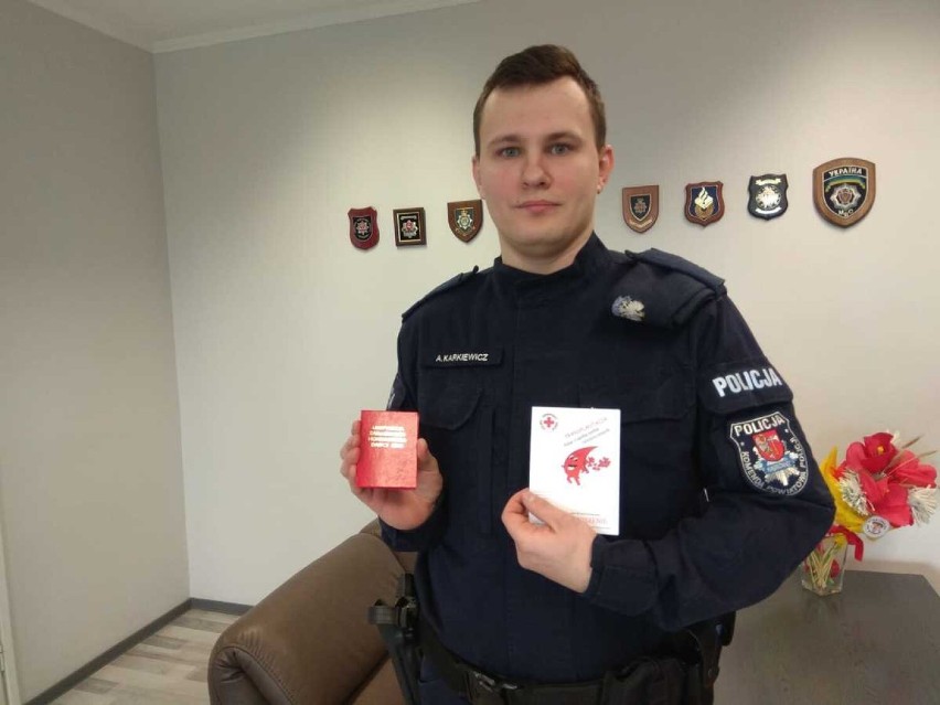Akcja oddawania krwi pod komendą policji w Wągrowcu. Jeden z policjantów został nagrodzony
