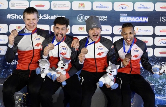 Męska sztafeta z brązowymi medalami podczas dekoracji na mistrzostwach Europy w łyżwiarstwie szybkim w Gdańsku (15.01.2023)