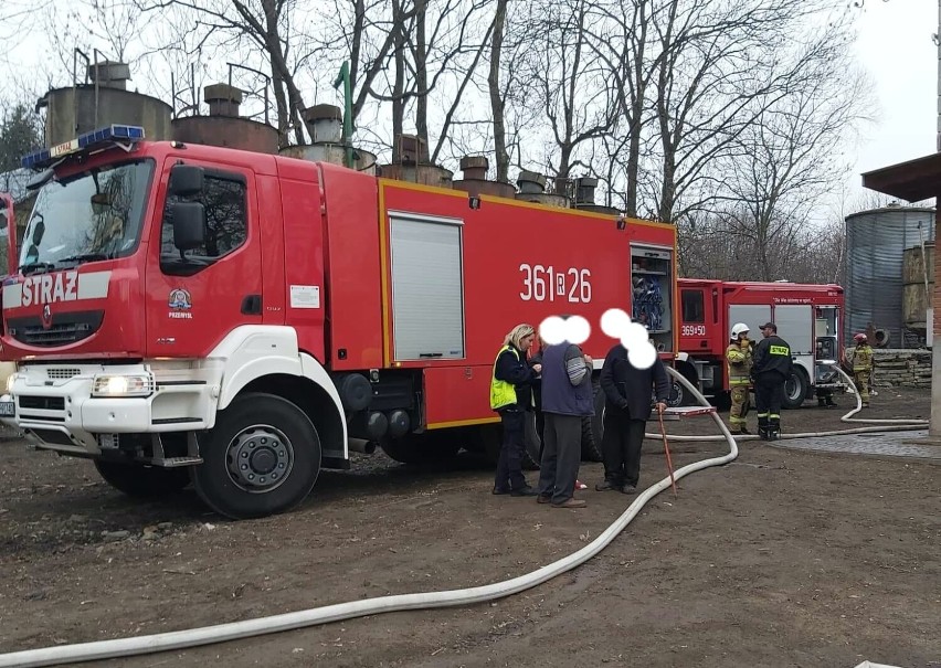 Pożar budynku gospodarczego w Jaksmanicach. Wyjechali strażacy z Przemyśla, Medyki i Hureczka [ZDJĘCIA]