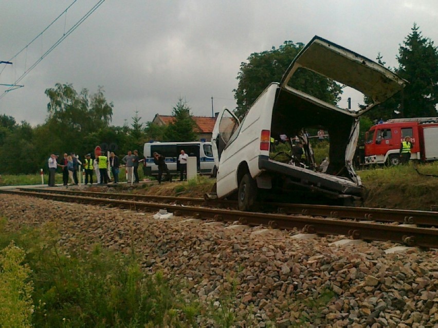 wypadek busa i pociągu w bratoszewicach