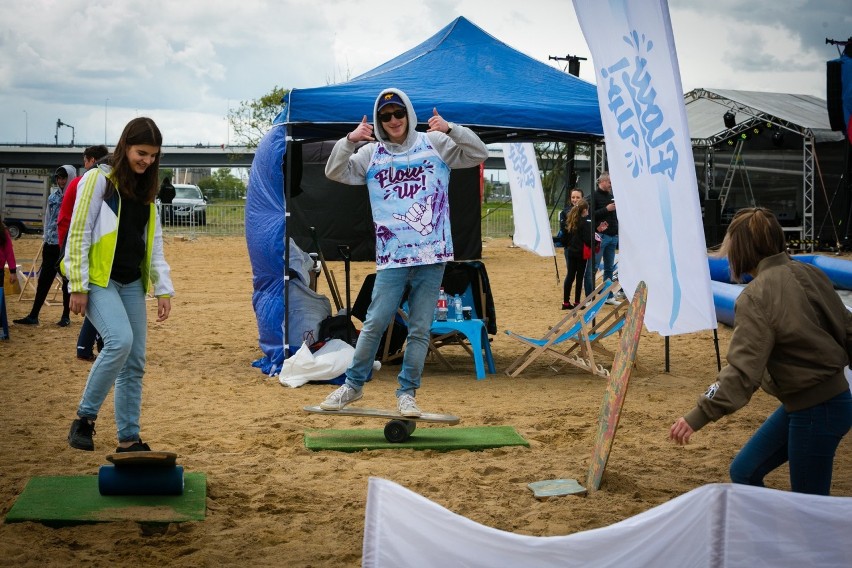 Imprezowa plaża na wyspie Grodzkiej w Szczecinie rozpoczęła nowy sezon [ZDJĘCIA]