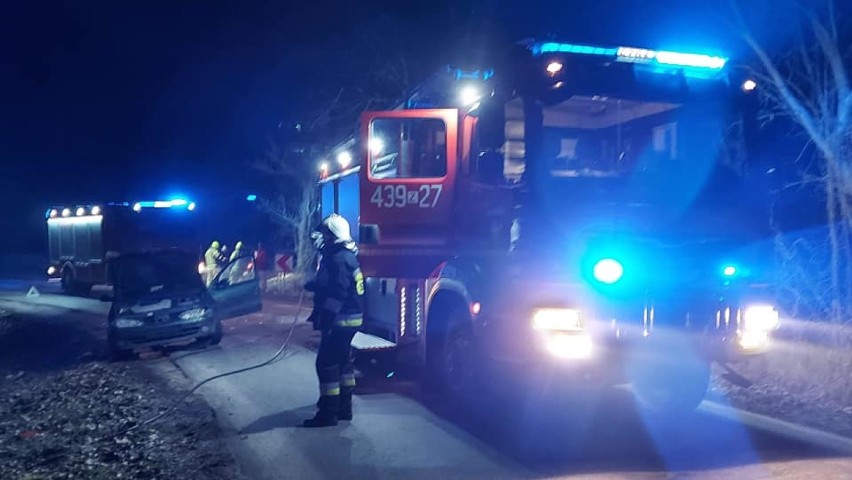 Auto stanęło w płomieniach. Groźnie wyglądające zderzenie pod Goleniowem