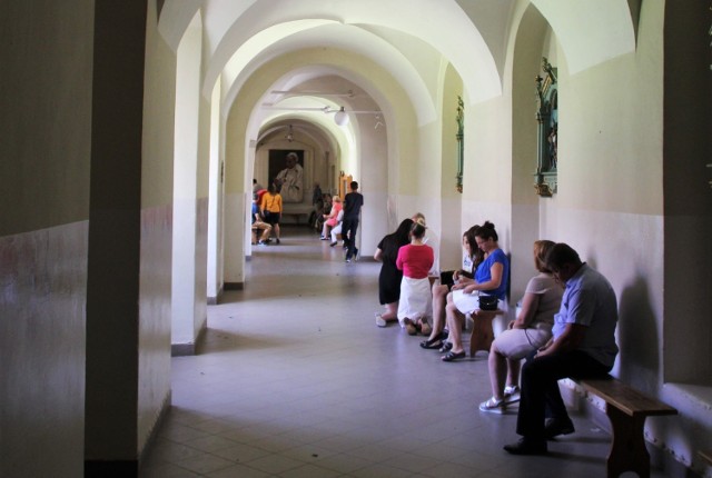 Klasztorne korytarze w Krasnobrodzie. One są nadal dostępne
