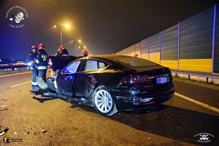 Wypadek luksusowych aut w Warszawie. Porsche i Tesla zderzyły się na drodze S8 w kierunku Bemowa [ZDJĘCIA]