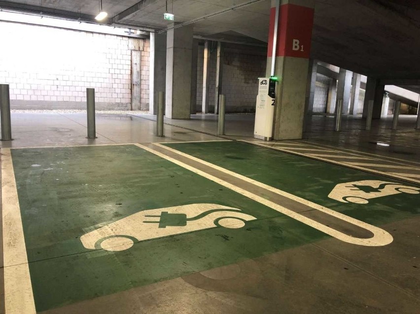 Stacje ładowania pojazdów elektrycznych na parkingu sklepu...