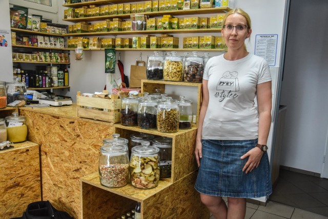 U Kasi, w "Pyrach w tytce" niemalże wszystkie produkty pakowane są w szare, papierowe torebki