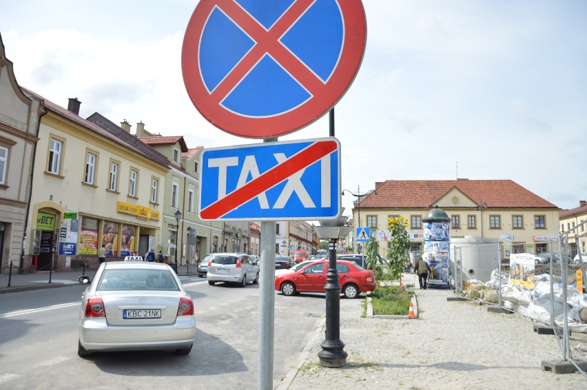 Bochnia. Kolejne ulice zamknięte, drogowcy rozkopują pierzeję północną i wschodnią. Postój TAXI przeniesiony - zdjęcia