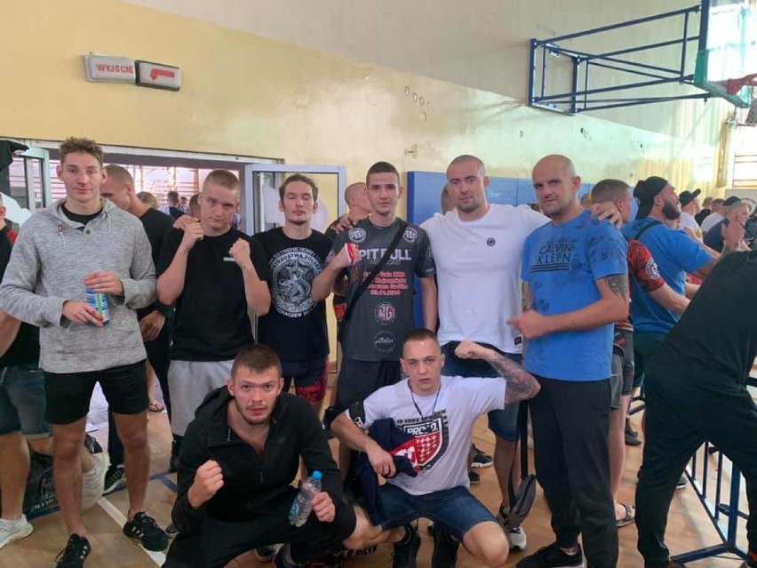 Hubert Iracki na podium Mistrzostw Polski MMA