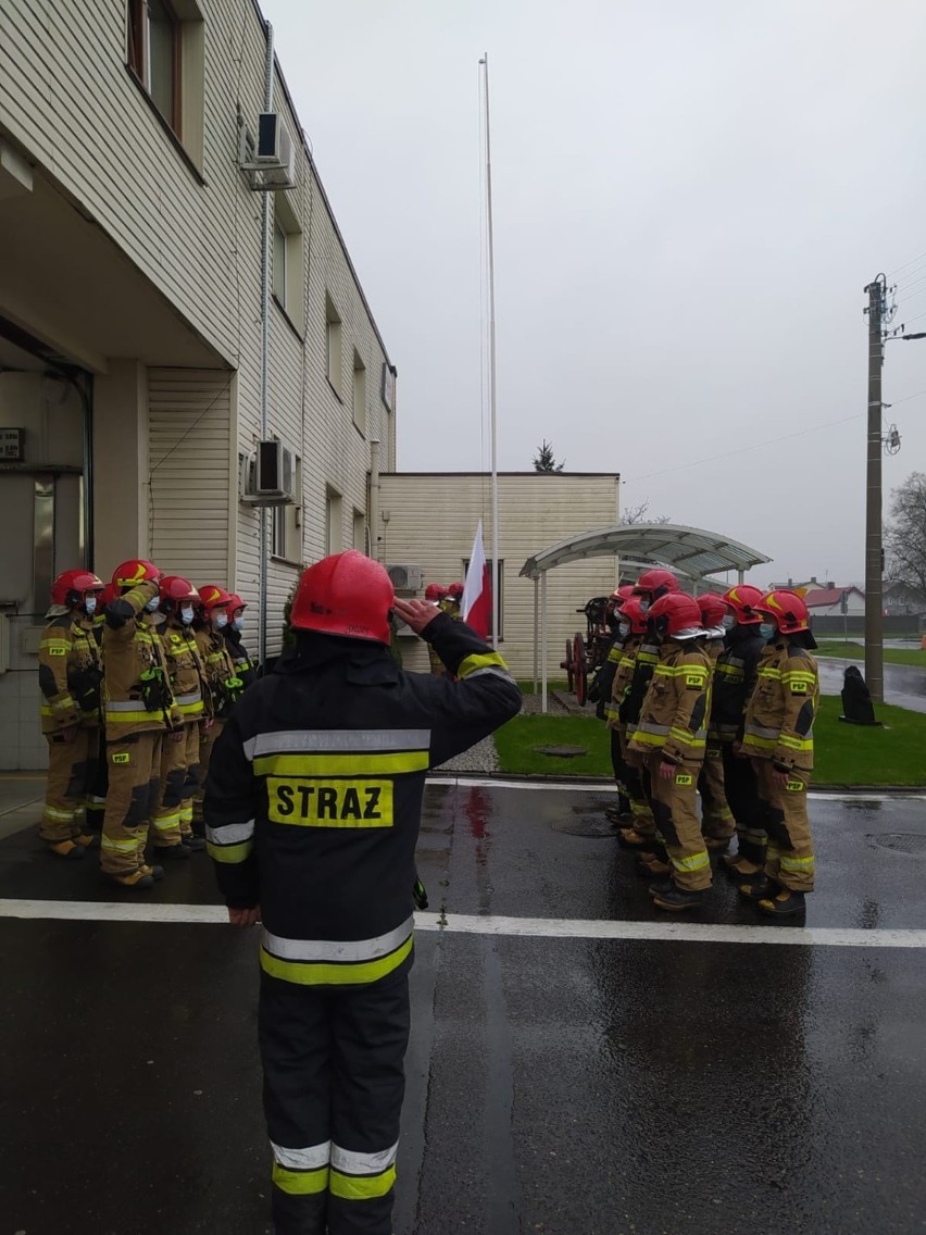 Dzień Flagi  w Zduńskiej Woli. Zduńska Wola. Uroczyste podniesienie flagi państwowej u strażaków