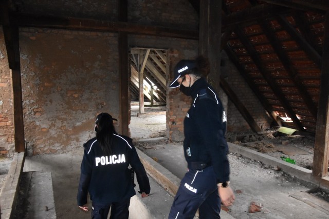 Policja patroluje siedliska bezdomnych, szczególnie opuszczone koszary przy ul. Dworcowej w Żaganiu