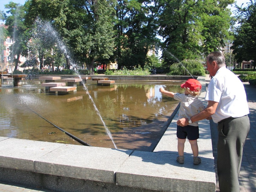 Odrobinę ochłody daje fontanna w Parku Słowiańskim w...
