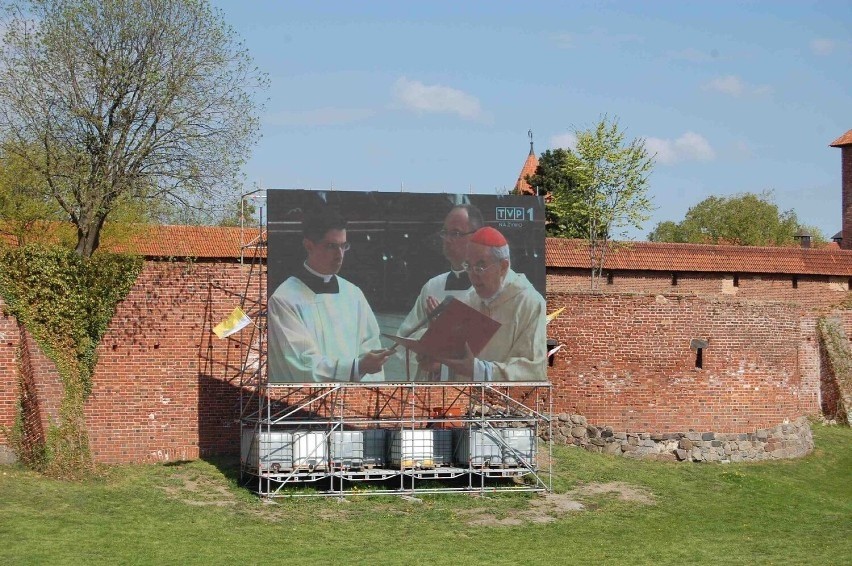 Malbork. Telebim przy miejskiej widowni miał trafić na stadion przy Toruńskiej, ale czarny ekran wciąż straszy na tle zamku